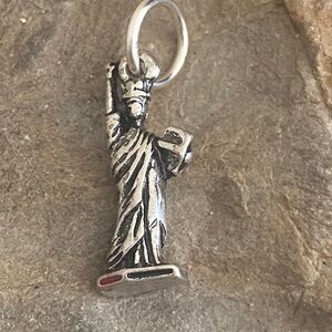 5/$10❤️❤️❤️Vintage Silver Tone Alloy Statue of Liberty Charm Pendant